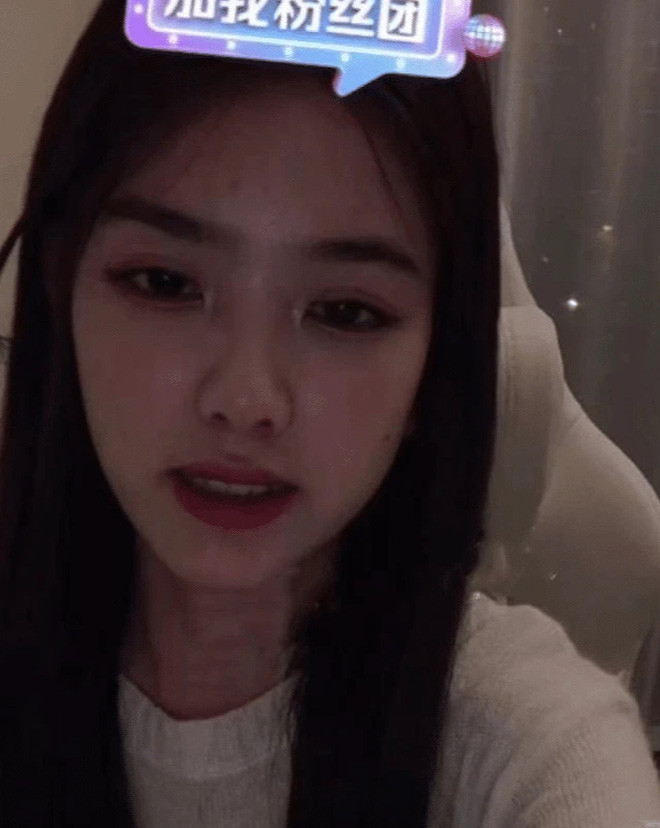 Sau khi nhan sắc thật bị phơi bày có thể thấy làn da của Tôn Nhất Ninh ngăm đen hơn khá nhiều, lớp trang điểm dày cũng lộ rõ nhưng trên thực tế, các đường nét trên gương mặt Tôn Nhất Ninh không thay đổi nhiều.