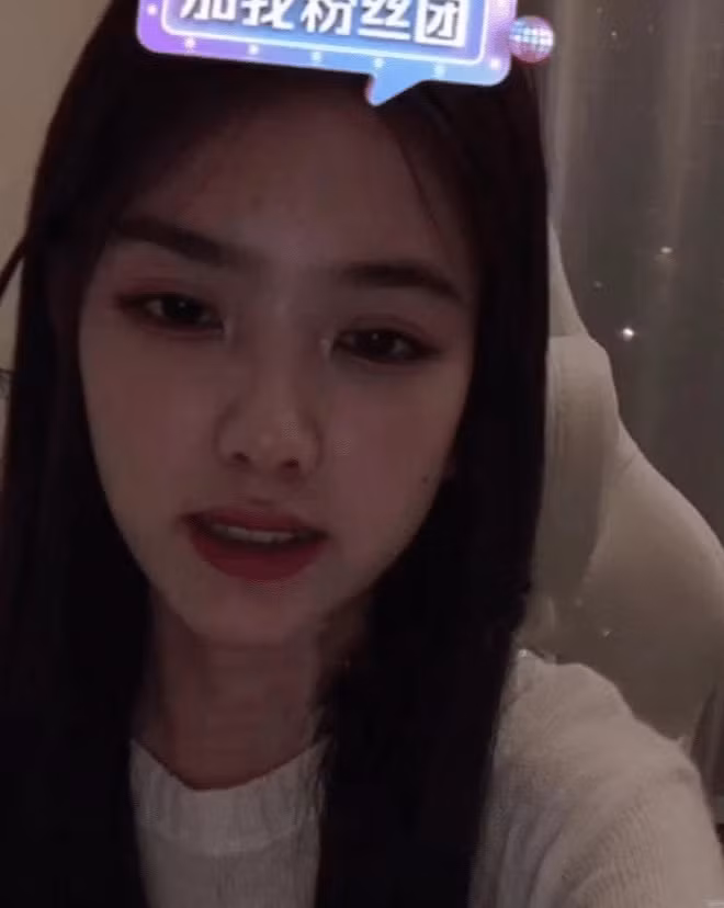 Sau khi nhan sắc thật bị phơi bày có thể thấy làn da của Tôn Nhất Ninh ngăm đen hơn khá nhiều, lớp trang điểm dày cũng lộ rõ nhưng trên thực tế, các đường nét trên gương mặt Tôn Nhất Ninh không thay đổi nhiều.