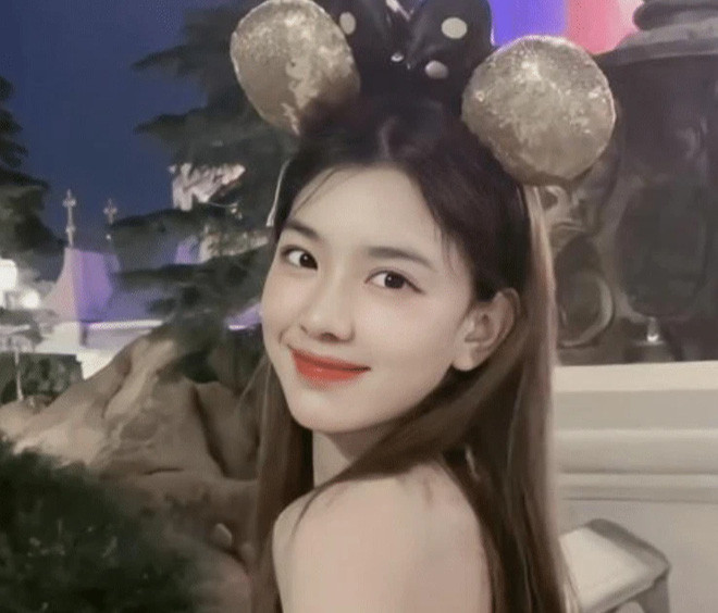 Theo đó, trong một lần livestream Tôn Nhất Ninh bỗng dưng bật khóc, yêu cầu Vương Tư Thông hãy buông tha cho cô. Màn khóc lóc của hot girl xứ Trung đã làm không ít người tò mò, nhiều người còn đồn rằng cô đang kiếm "fame" dựa vào thiếu gia nhà tỷ phú.