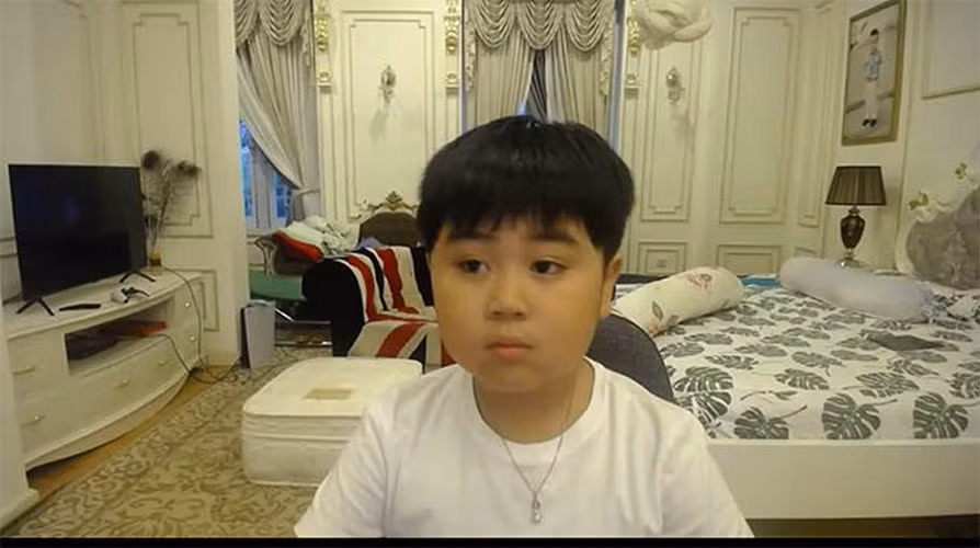 Khi bà chủ khu du lịch Đại Nam bắt đầu chuyển qua nền tảng TikTok thì Hằng Hữu cũng nhanh chóng sở hữu một kênh TikTok của riêng mình.