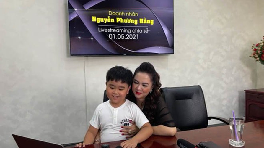 Từ kênh TikTok cho đến livestream, Youtube cậu bé đã sở hữu đủ cả, thậm chí còn hoạt động hết năng suất.