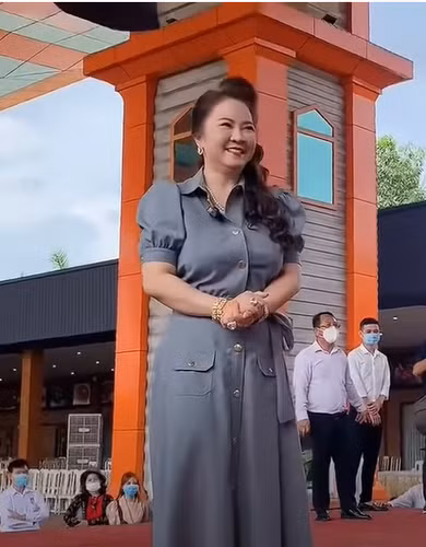 Đoạn clip mà con trai bà Phương Hằng chia sẻ nhanh chóng thu hút lượng người bình luận lớn. Cũng chính vì điều đó mà Hằng Hữu để lại bình luận dỗi hờn vô cùng đáng yêu. Thiếu gia khu du lịch Đại Nam viết: "Ai cũng hỏi anh vệ sĩ mà không ai hỏi Hữu đâu".