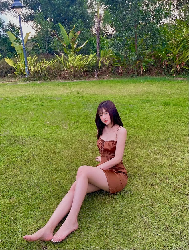 Trên trang cá nhân, cô thường xuyên chia sẻ những bức ảnh xinh đẹp, gợi cảm.