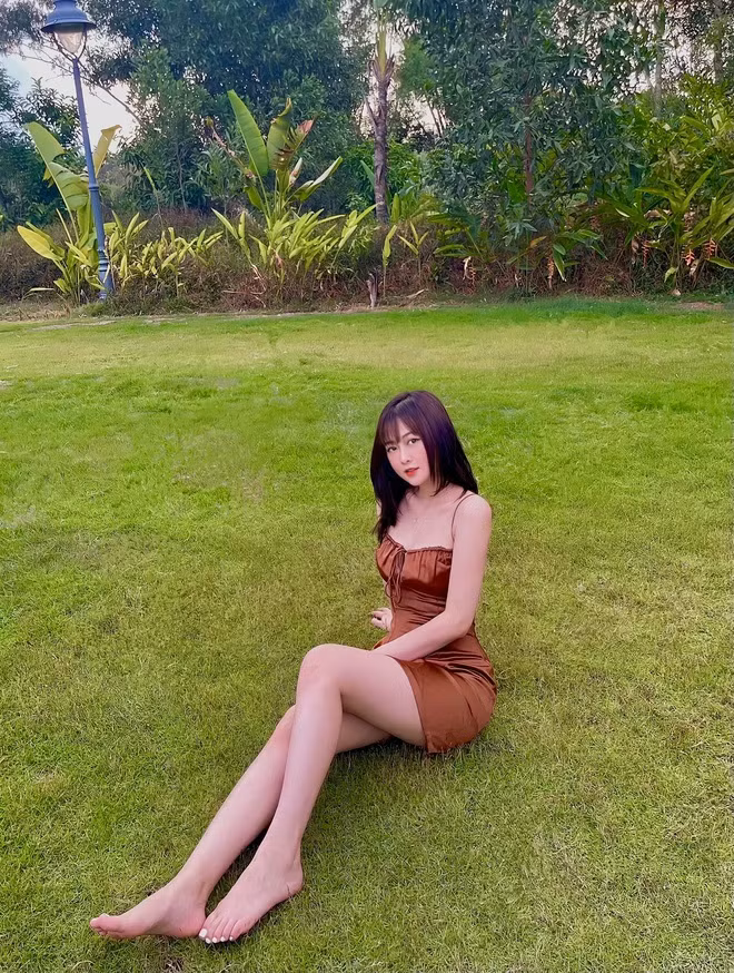 Trên trang cá nhân, cô thường xuyên chia sẻ những bức ảnh xinh đẹp, gợi cảm.