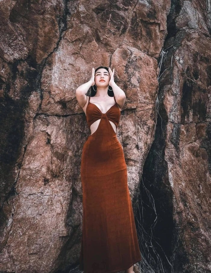 Phong cách thời trang của cô nàng trở nên sang trọng và quyến rũ hơn rất nhiều. Bảo Chi cũng chăm sóc cho nhan sắc hơn, cô ưa chuộng phong cách trang điểm đậm.