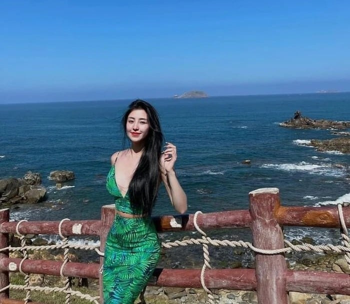 Dễ dàng nhận thấy, ngoại hình của "hiện tượng mạng" sau 8 năm có nhiều thay đổi. Gương mặt ngây ngô giờ đây trở nên sắc sảo, mặn mà, được make-up hết sức kĩ càng.