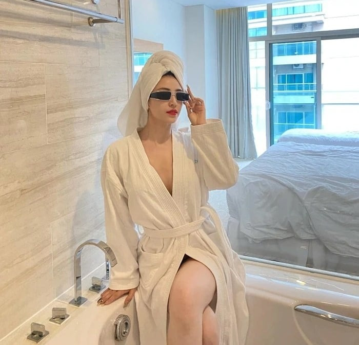 Nay hot girl ngày xưa đã chuyển hẳn sang những trang phục bó sát, cắt xẻ táo bạo khoe trọn được đường cong cơ thể, thường xuyên được bà mẹ 1 con này trưng dụng.