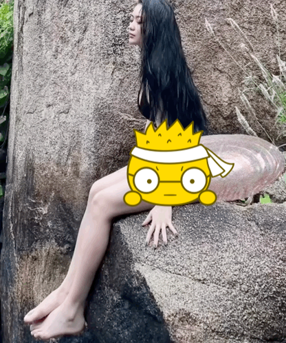 Trang phục này của Nga Wendy có phần hơi phản cảm, diện outfit này đi ra đường chắc chắn cô nàng sẽ trở thành tâm điểm của chỉ trích.