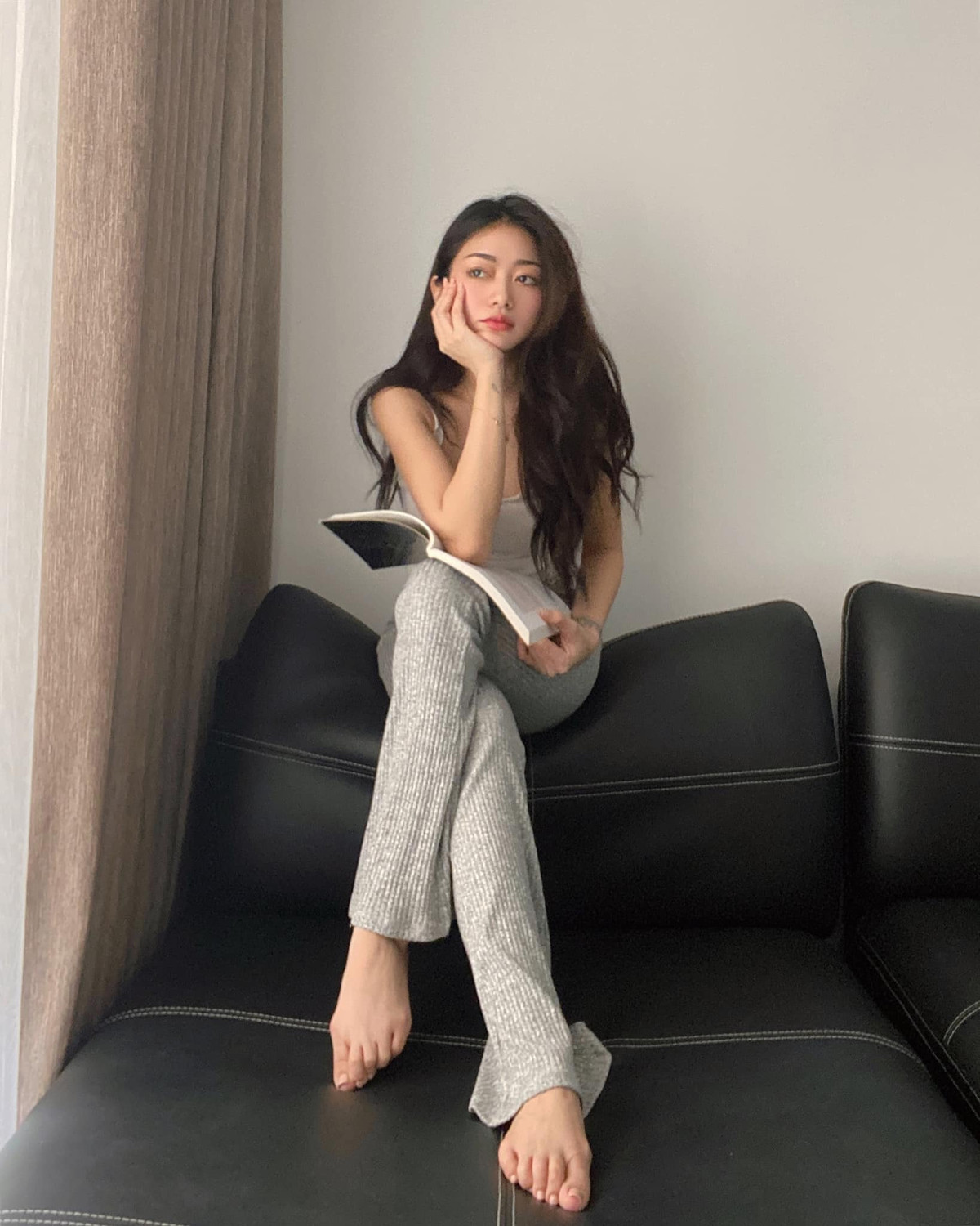 Không có gương mặt trái xoan hay chiếc cằm nhỏ nhắn, Nga Wendy gây thu hút bằng đôi mắt xếch sắc sảo, có chiều sâu và loạt biểu cảm quyến rũ tự nhiên khi chụp ảnh. Ảnh: FBNV