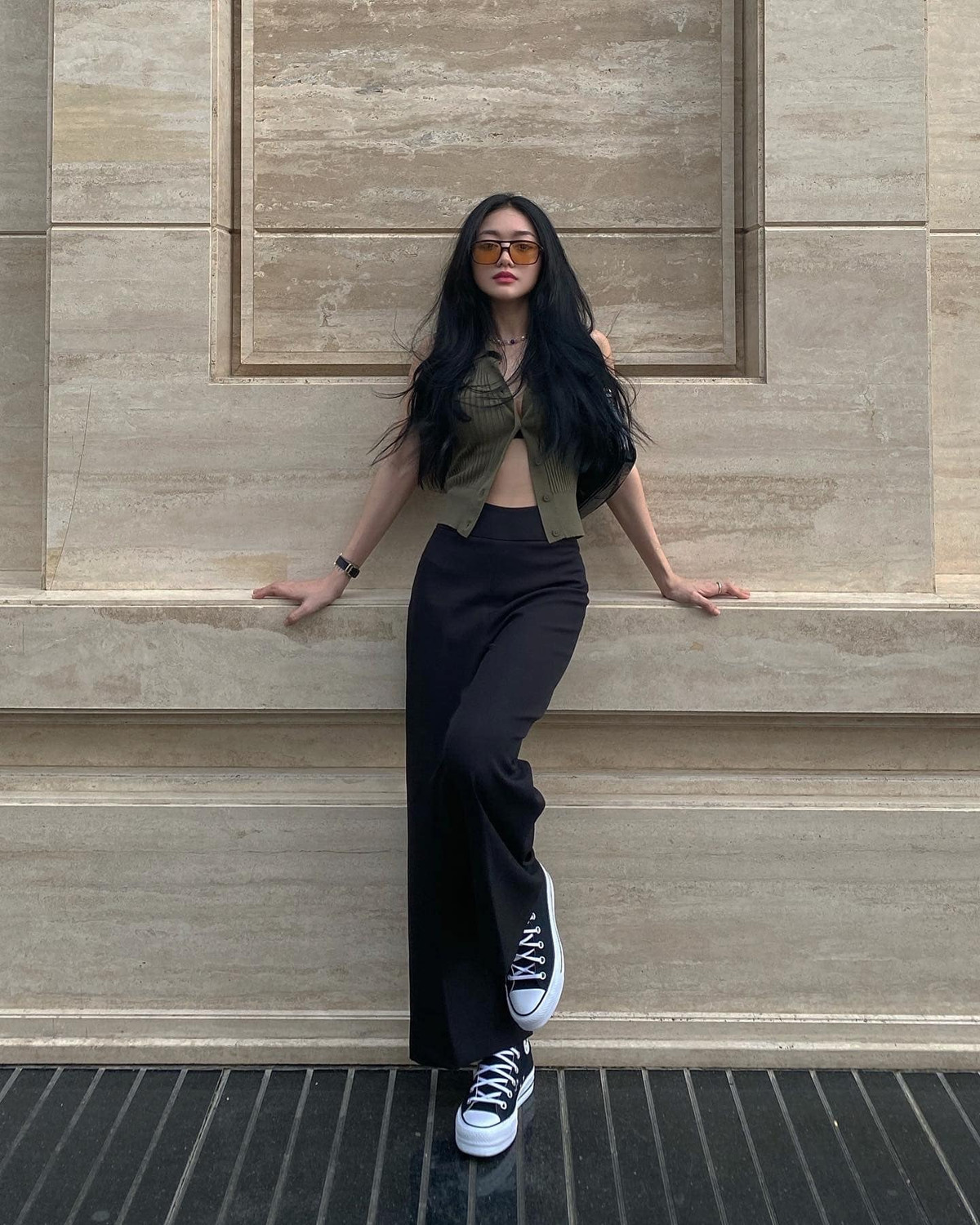 Ngoài ra, công việc kinh doanh bất động sản của cô nàng cũng rất thành công.