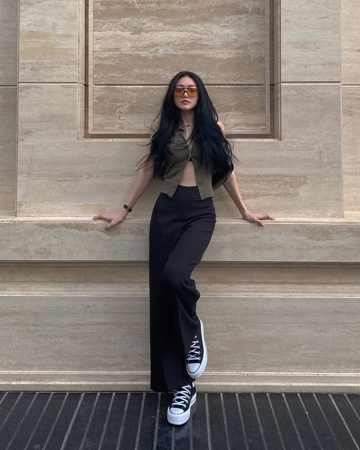 Ngoài ra, công việc kinh doanh bất động sản của cô nàng cũng rất thành công.