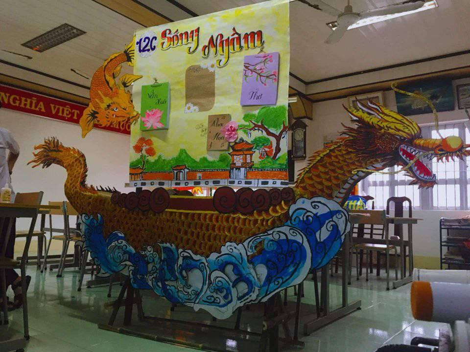 Báo tường với học sinh thời nay không đơn giản chỉ là giấy trắng mực đen, thay vào đó là những mô hình đầy sáng tạo được nâng cấp vô cùng tỉ mỉ, chi tiết. Ảnh: Yun Yurt