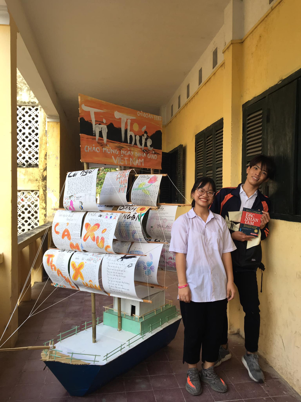 Nhiều tác phẩm báo tường độc đáo cũng được các bạn học sinh, đăng tải trên những diễn đàn mạng xã hội và nhanh chóng nhận được nhiều sự chú ý. Ảnh: Nguyễn Thị Minh Anh