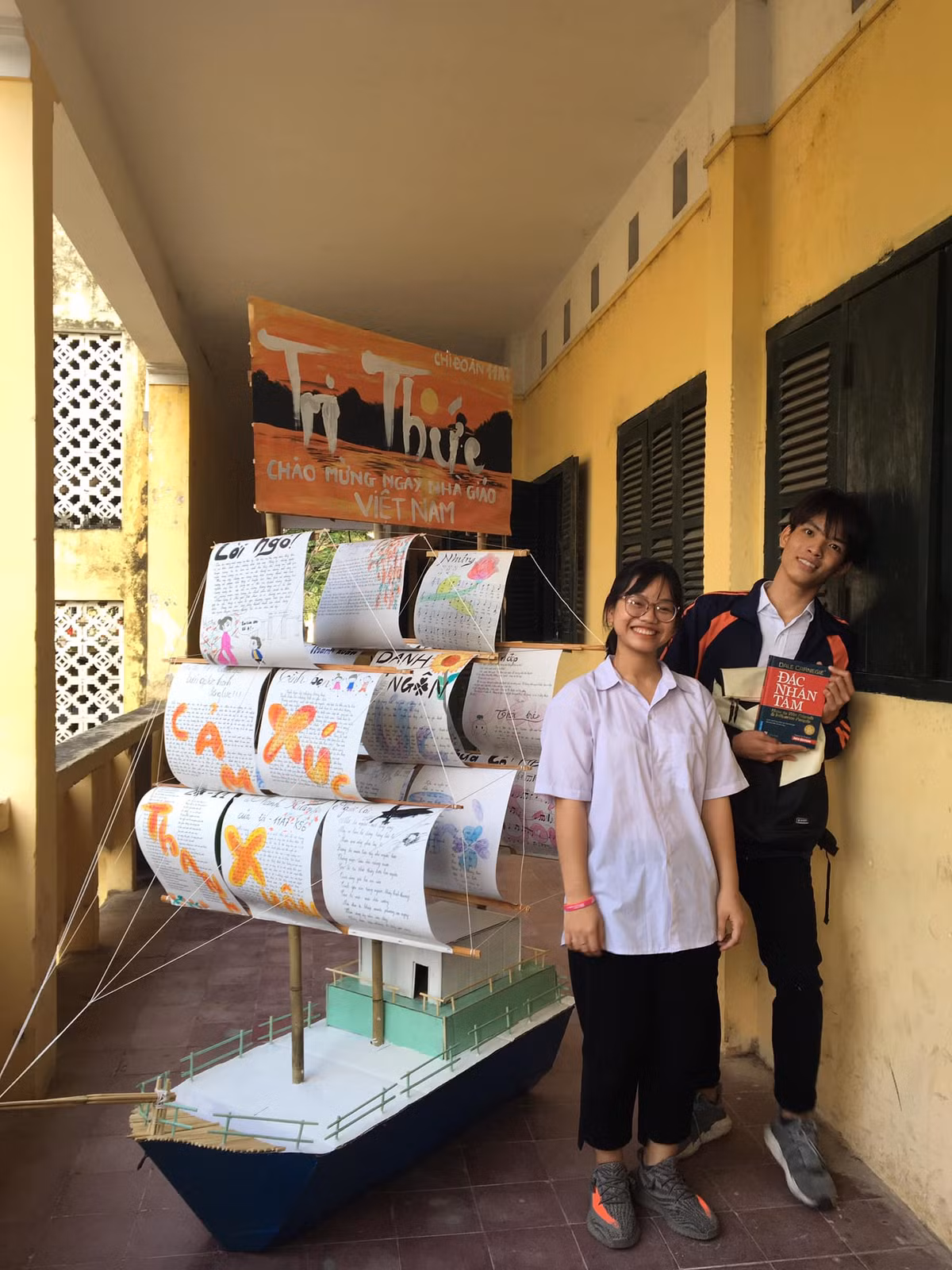 Nhiều tác phẩm báo tường độc đáo cũng được các bạn học sinh, đăng tải trên những diễn đàn mạng xã hội và nhanh chóng nhận được nhiều sự chú ý. Ảnh: Nguyễn Thị Minh Anh