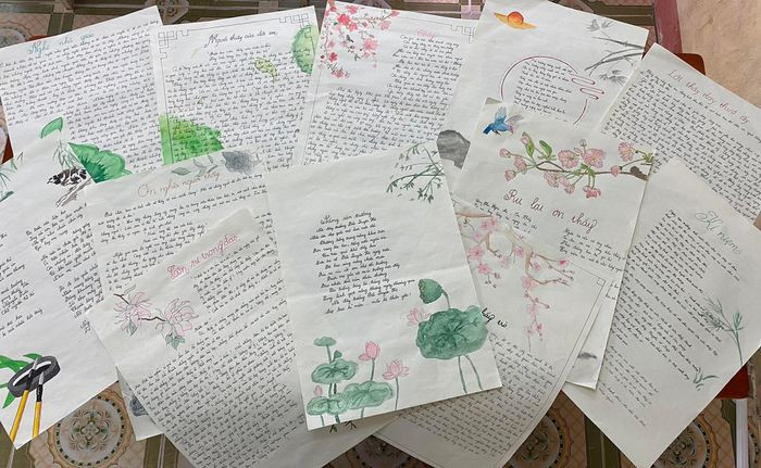 Thay vì thực hiện trên tấm bìa trắng truyền thống, các bạn học sinh Thái Bình đã sáng tạo hơn khi mô phỏng nó trên con thuyền ra khơi, mang ý nghĩa sâu xa về người lái đò mang kiến thức, tri thức đến với học trò của mình. Ảnh: Linh Khánh