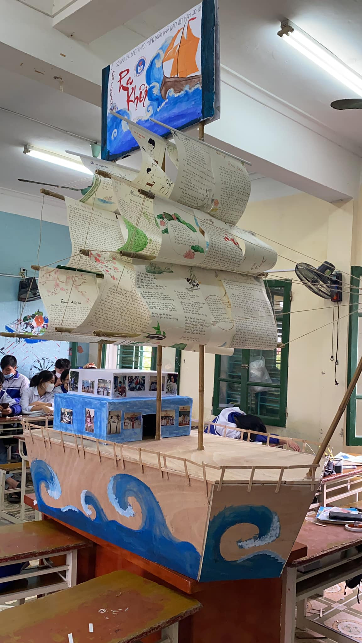 Mới đây, trên mạng xã hội xuất hiện hình ảnh báo tường ngày 20/11 vô cùng ấn tượng, netizen không khỏi chú ý về sự độc đáo, sáng tạo của nó. Theo đó, báo tường này được mô phỏng bằng mô hình chiếc thuyền ra khơi, có kích thước khá lớn. Ảnh: Linh Khánh