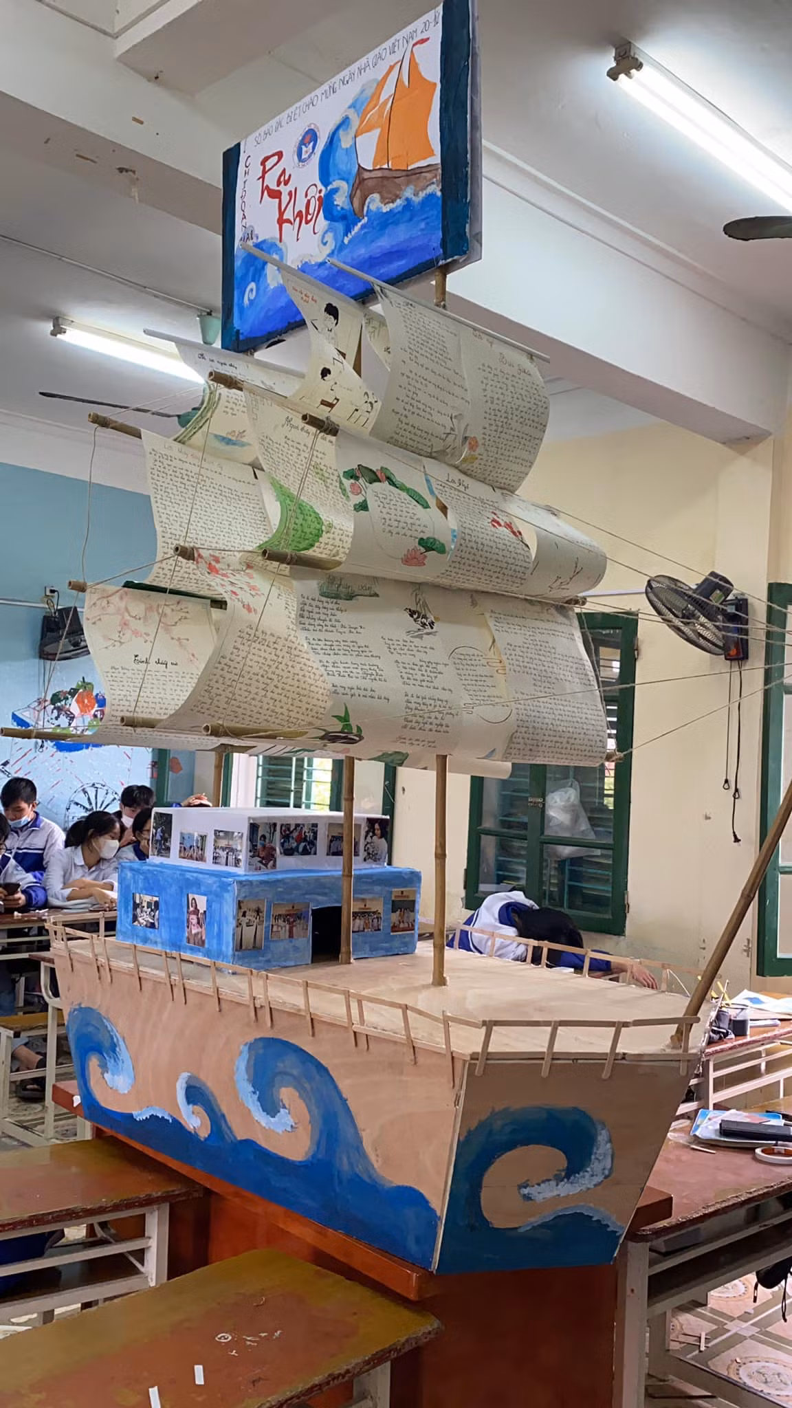 Mới đây, trên mạng xã hội xuất hiện hình ảnh báo tường ngày 20/11 vô cùng ấn tượng, netizen không khỏi chú ý về sự độc đáo, sáng tạo của nó. Theo đó, báo tường này được mô phỏng bằng mô hình chiếc thuyền ra khơi, có kích thước khá lớn. Ảnh: Linh Khánh