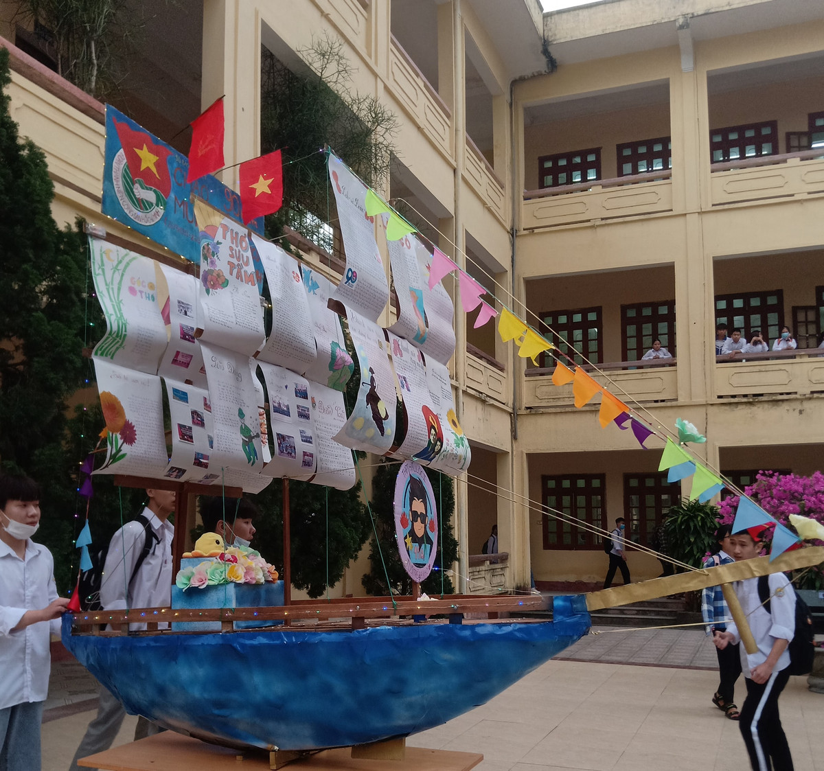 "Đẳng cấp báo tường là đây. Các bạn học sinh khéo tay và sáng tạo quá!", "Báo tường lớp người ta chưa bao giờ làm mình thất vọng!",...là những lời khen của cư dân mạng. Ảnh: Khánh Linh