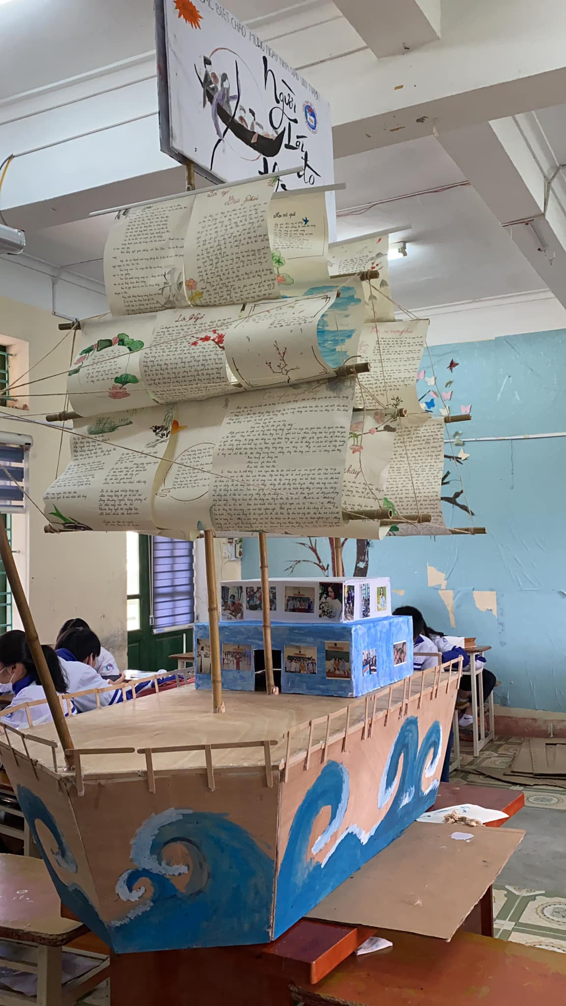 Được biết, tác phẩm báo tường ngày 20/11 này được thực hiện bởi các bạn học sinh lớp A8K61, trường THPT Bắc Duyên Hà, huyện Hưng Hà, tỉnh Thái Bình. Ảnh: Linh Khánh