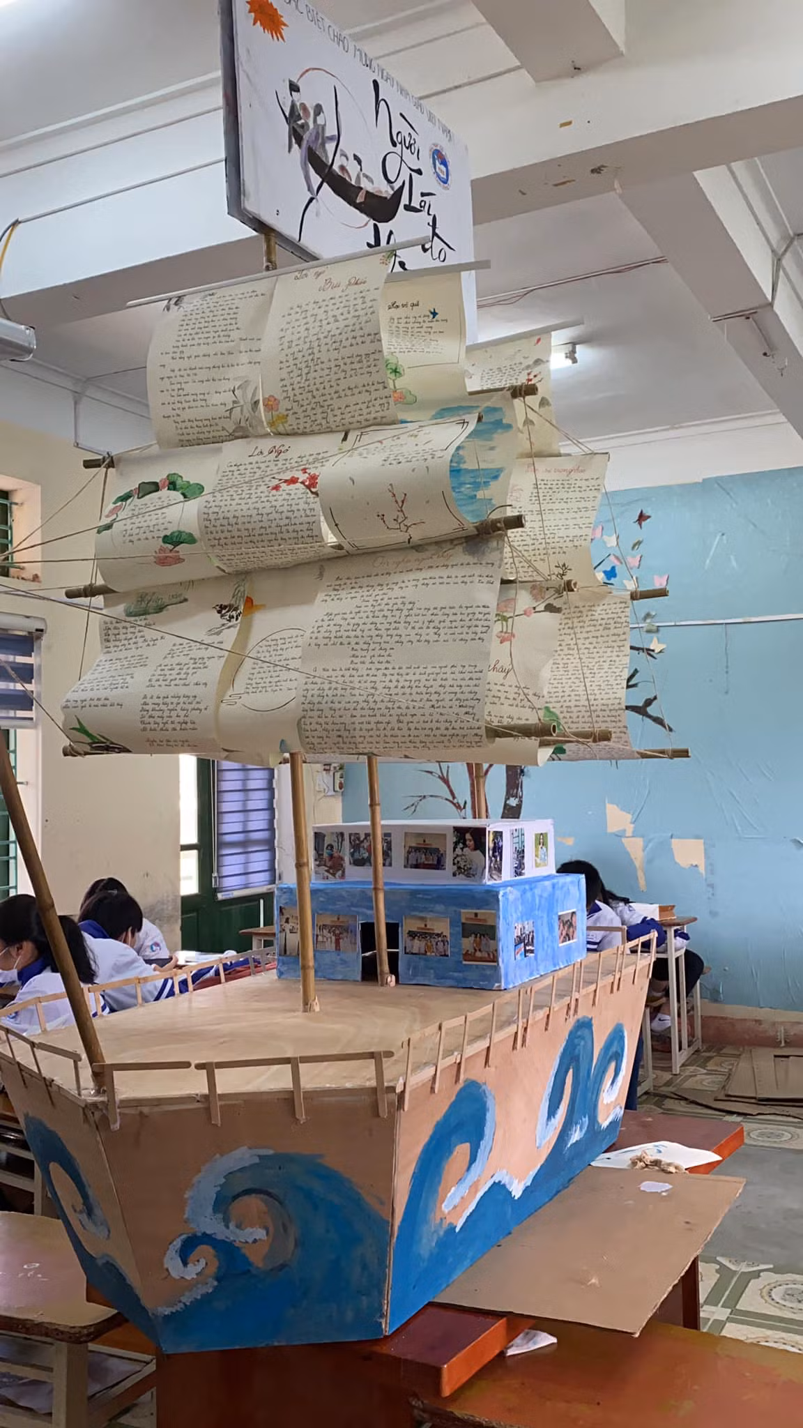 Được biết, tác phẩm báo tường ngày 20/11 này được thực hiện bởi các bạn học sinh lớp A8K61, trường THPT Bắc Duyên Hà, huyện Hưng Hà, tỉnh Thái Bình. Ảnh: Linh Khánh