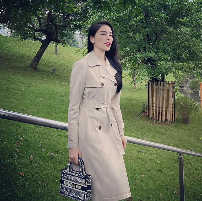 Màn ghép ảnh này nhanh chóng được netizen để ý, nhưng hầu hết ai cũng khó hiểu khi chàng thiếu gia làm như vậy. Cũng có thể vì muốn trêu đùa Linh Rin nên Phillip Nguyễn mới cho bạn gái xuất hiện bên cạnh diễn viên nổi tiếng.