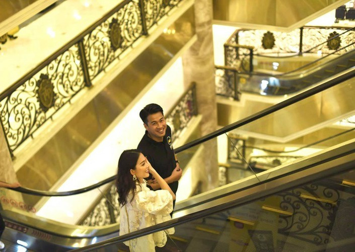 Phillip Nguyễn và Linh Rin công khai hẹn hò hồi tháng 8/2019. Thời gian bên nhau, ngoài những lần phát "cẩu lương", đôi trẻ cũng có vài lần dính nghi vấn chia tay.