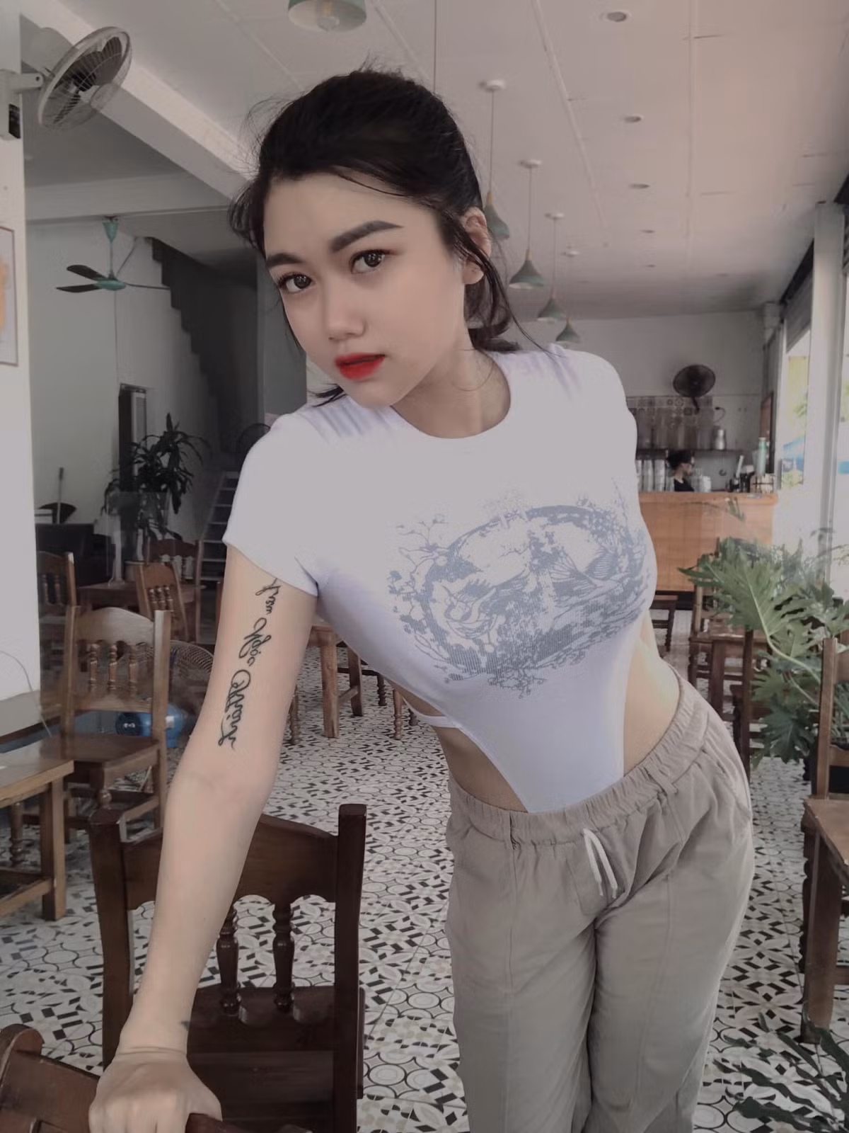 Đi kèm tập luyện, Ngọc Khánh còn có chế độ ăn với một thực đơn hợp lý, kết hợp với những bài tập đốt mỡ, tăng cơ.