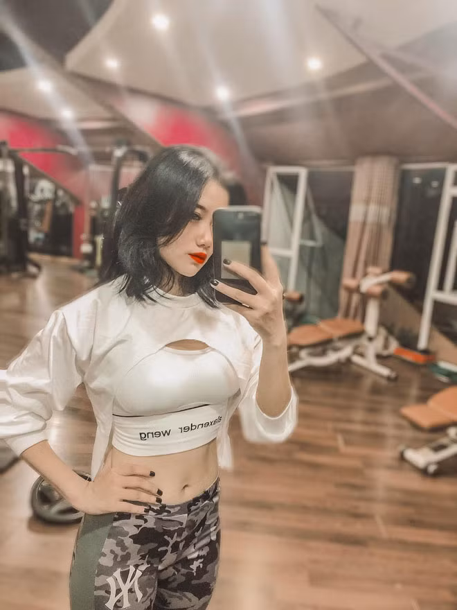 Ngọc Khánh như trở thành một người khác hoàn toàn từ ngoại hình đến tính cách.