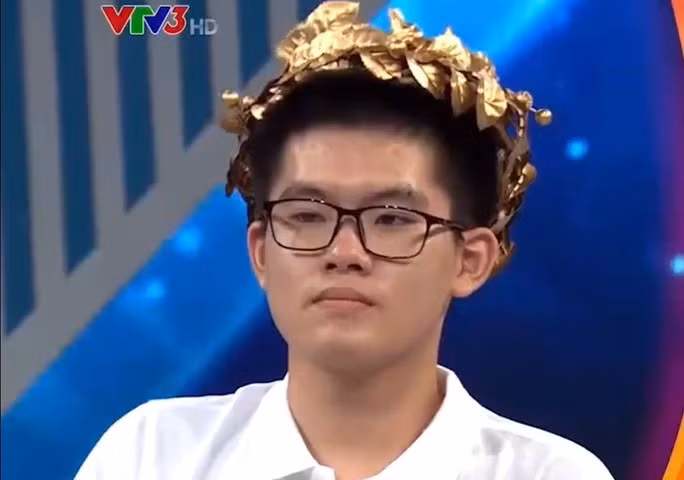 Hoàng Khánh còn tự xây dựng một kênh YouTube với các video tìm hiểu về kiến thức khoa học, đời sống rất gần gũi.