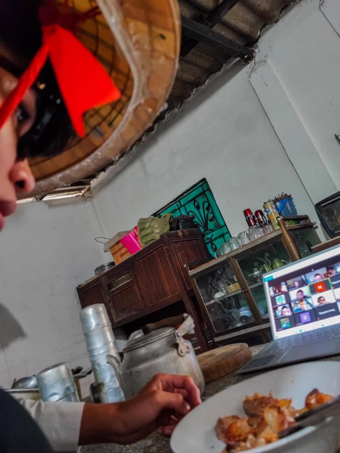 Khoác lên áo trắng đồng phục, quần âu sơ vin chỉn chu đúng chuẩn học sinh đi học, thế nhưng cậu bạn lại vừa học bài, vừa làm việc nhà từ A đến Z.