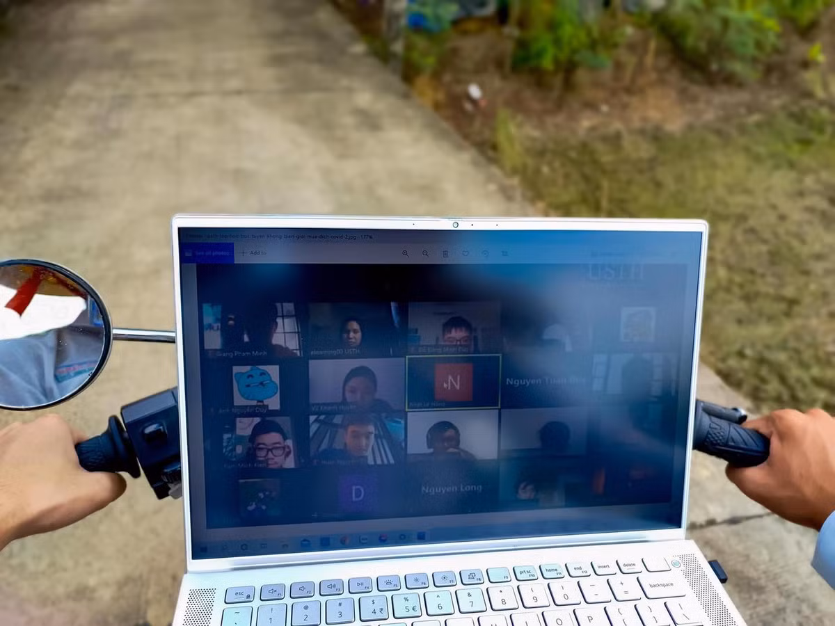 Ngay sau khi đăng tải lên MXH, bộ ảnh thu về hàng ngàn lượt like, nhiều bình luận không đếm xuể mà phần lớn là bái phục việc "học đi đôi với hành" của cậu bạn.