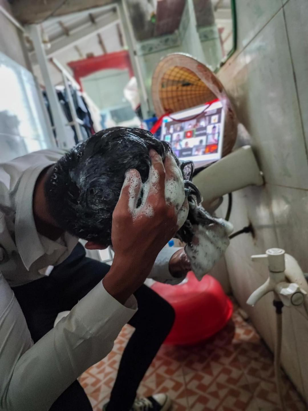 Việc học trực tuyến thời gian qua đã cho ra đời nhiều tình huống siêu hài hước, đặc biệt là khi các em học sinh ở nhà vẫn phải làm việc, phụ bố mẹ,...