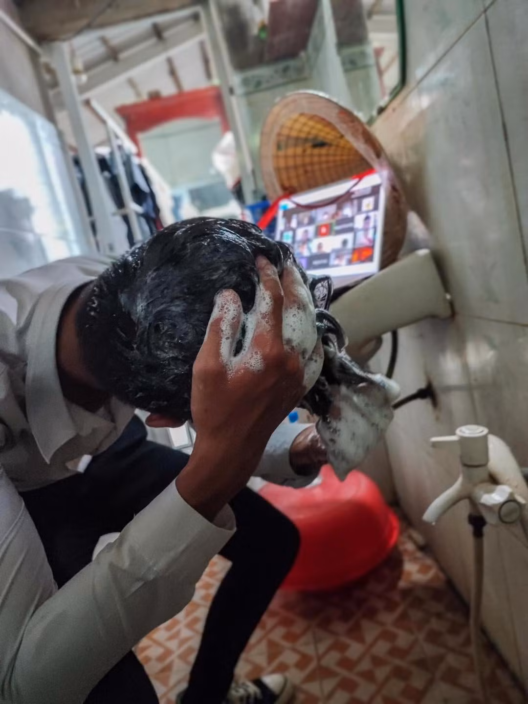 Việc học trực tuyến thời gian qua đã cho ra đời nhiều tình huống siêu hài hước, đặc biệt là khi các em học sinh ở nhà vẫn phải làm việc, phụ bố mẹ,...