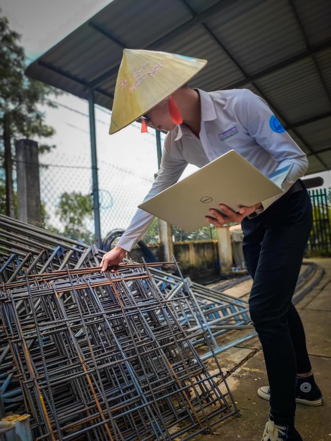 Những hành động hài hước của cậu bạn đã làm cư dân mạng được phen cười nghiêng ngả dù biết rằng đây chỉ là bộ ảnh thực hiện cho vui mà thôi.