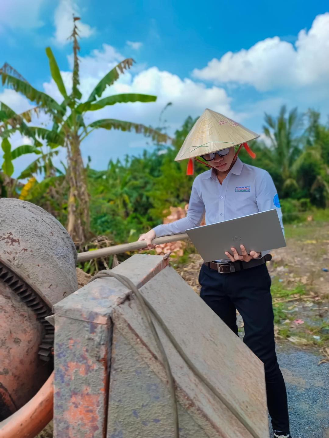 Đang học nhưng bố mẹ bắt đi trộn hồ xây nhà, đúng chuẩn nhà bao việc mà vẫn phải học.