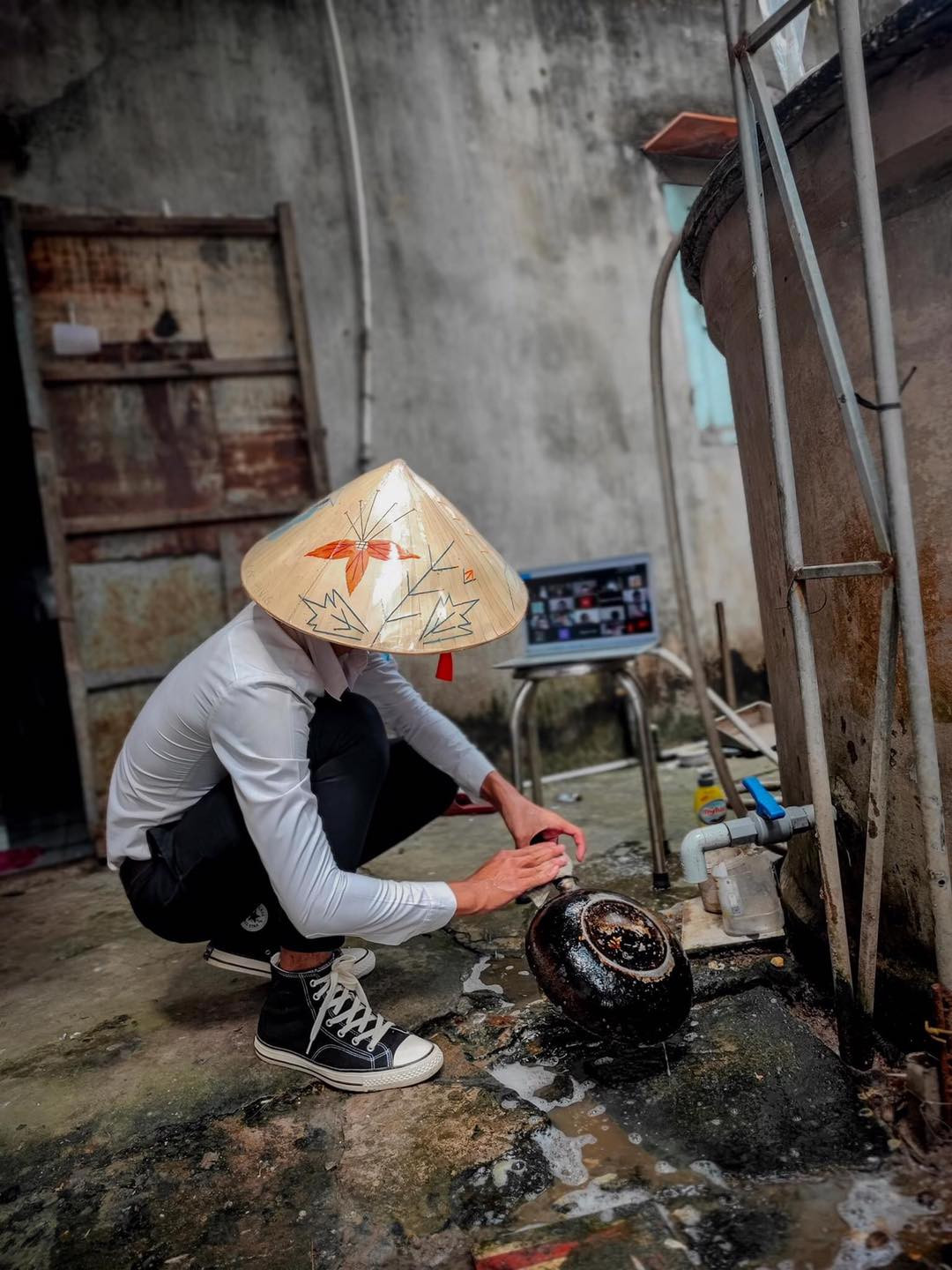 Mới đây, một cậu bạn đã thực hiện bộ ảnh tái hiện việc học online tại nhà vô cùng hài hước, chân thật. Bởi lẽ song song với giờ lên lớp, cậu còn phải làm việc nhà, và thậm chí là phụ gia đình xây dựng nhà cửa.