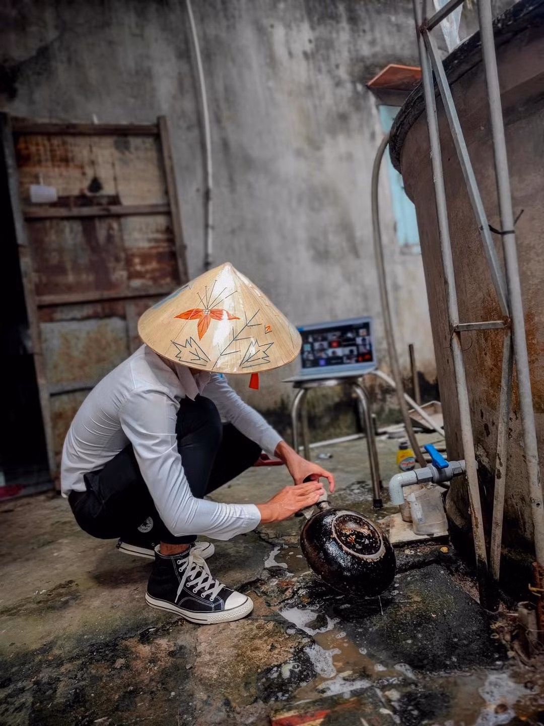 Mới đây, một cậu bạn đã thực hiện bộ ảnh tái hiện việc học online tại nhà vô cùng hài hước, chân thật. Bởi lẽ song song với giờ lên lớp, cậu còn phải làm việc nhà, và thậm chí là phụ gia đình xây dựng nhà cửa.