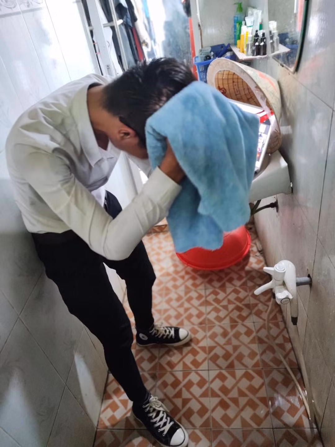 Mặc dù đang lên lớp học online nhưng cậu bạn không quên gội đầu cho sạch sẽ.