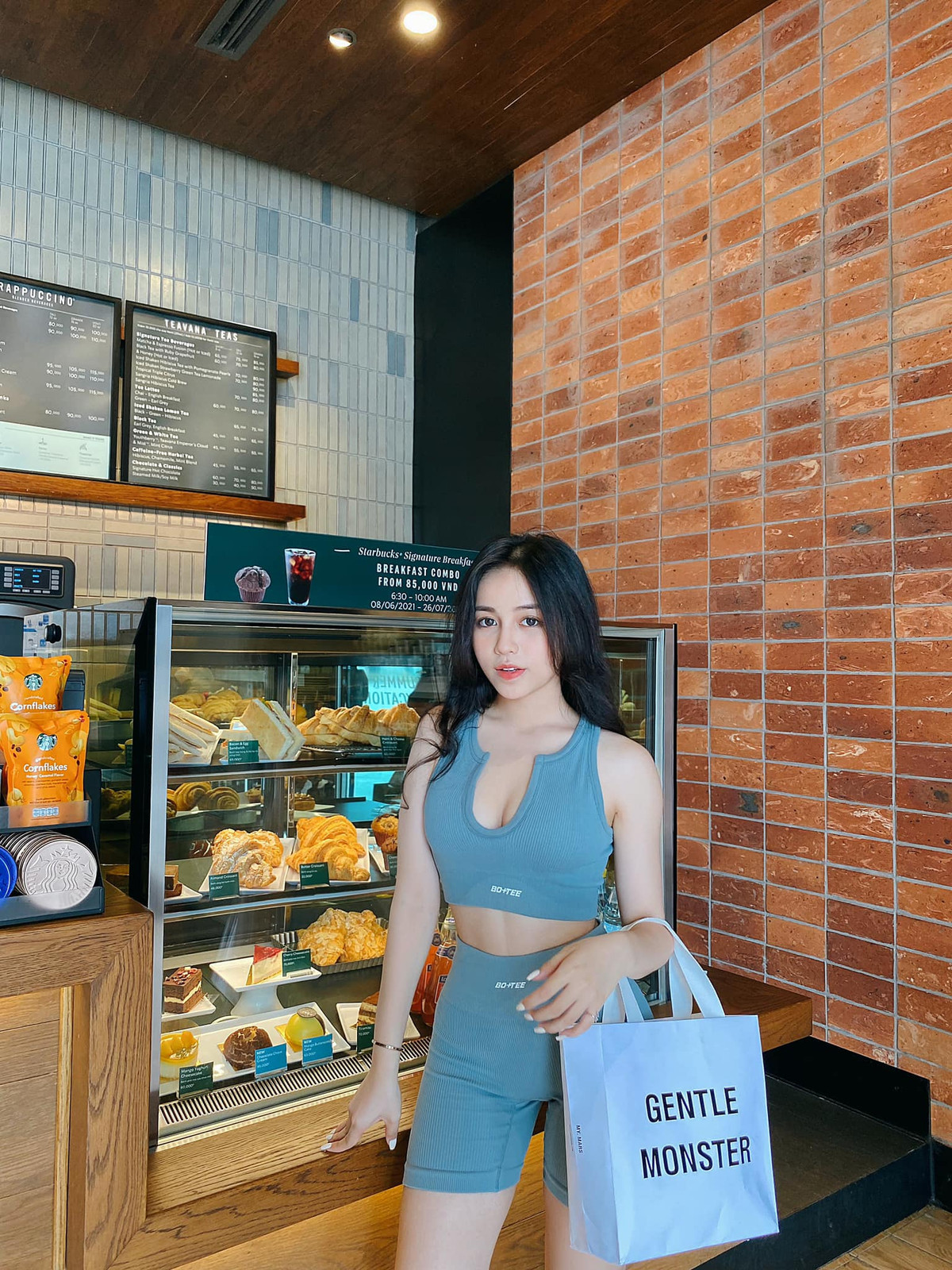 Tốt nghiệp cấp ba, Trân Châu không chọn vào đại học mà quyết định tham gia những khóa học truyền thông - marketing.