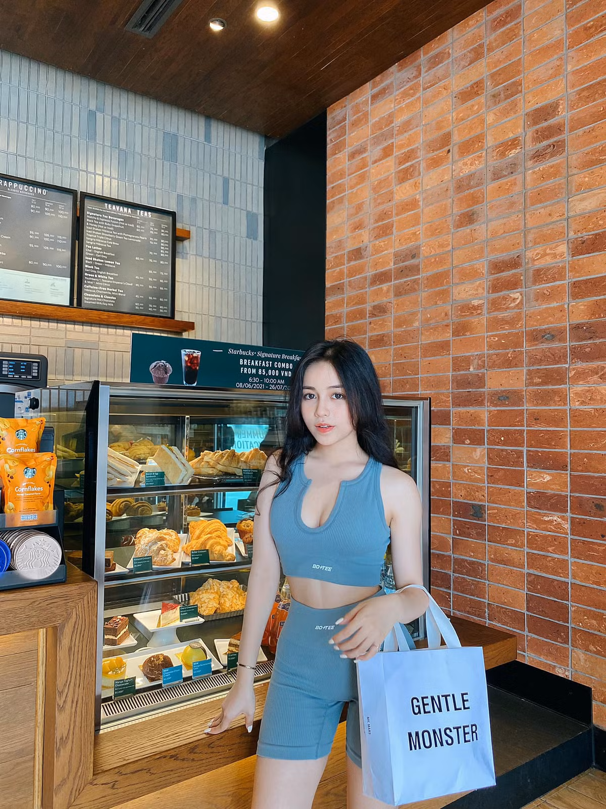 Tốt nghiệp cấp ba, Trân Châu không chọn vào đại học mà quyết định tham gia những khóa học truyền thông - marketing.