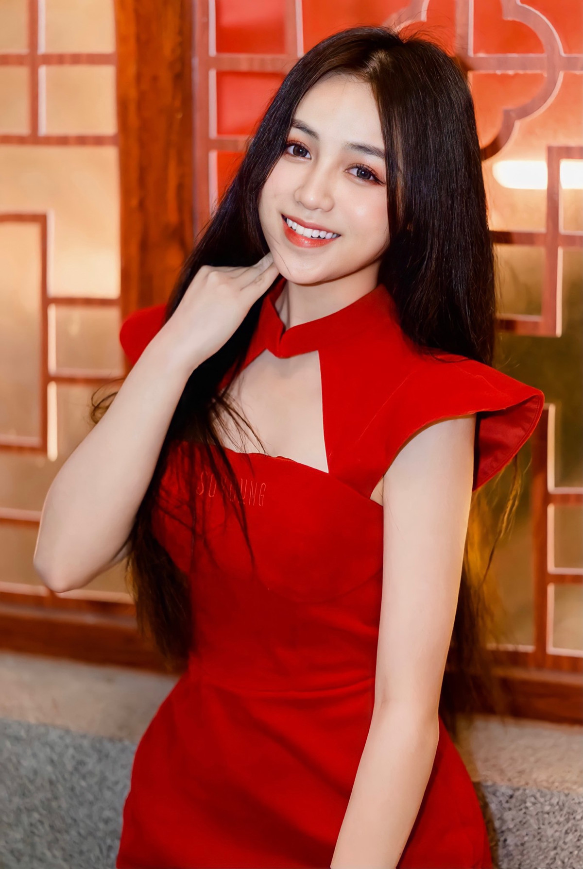 Khác với vẻ đẹp dễ thương thời còn là nữ sinh học đường, gái xinh này hiện tại có phong cách gợi cảm hơn nhiều.