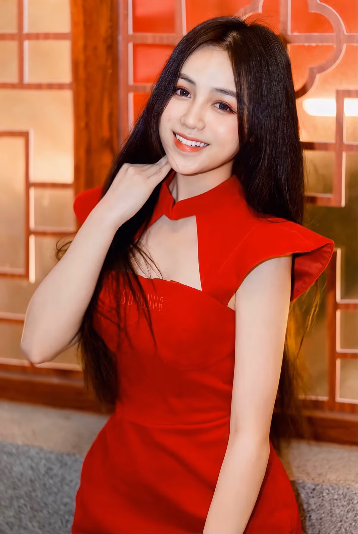 Khác với vẻ đẹp dễ thương thời còn là nữ sinh học đường, gái xinh này hiện tại có phong cách gợi cảm hơn nhiều.