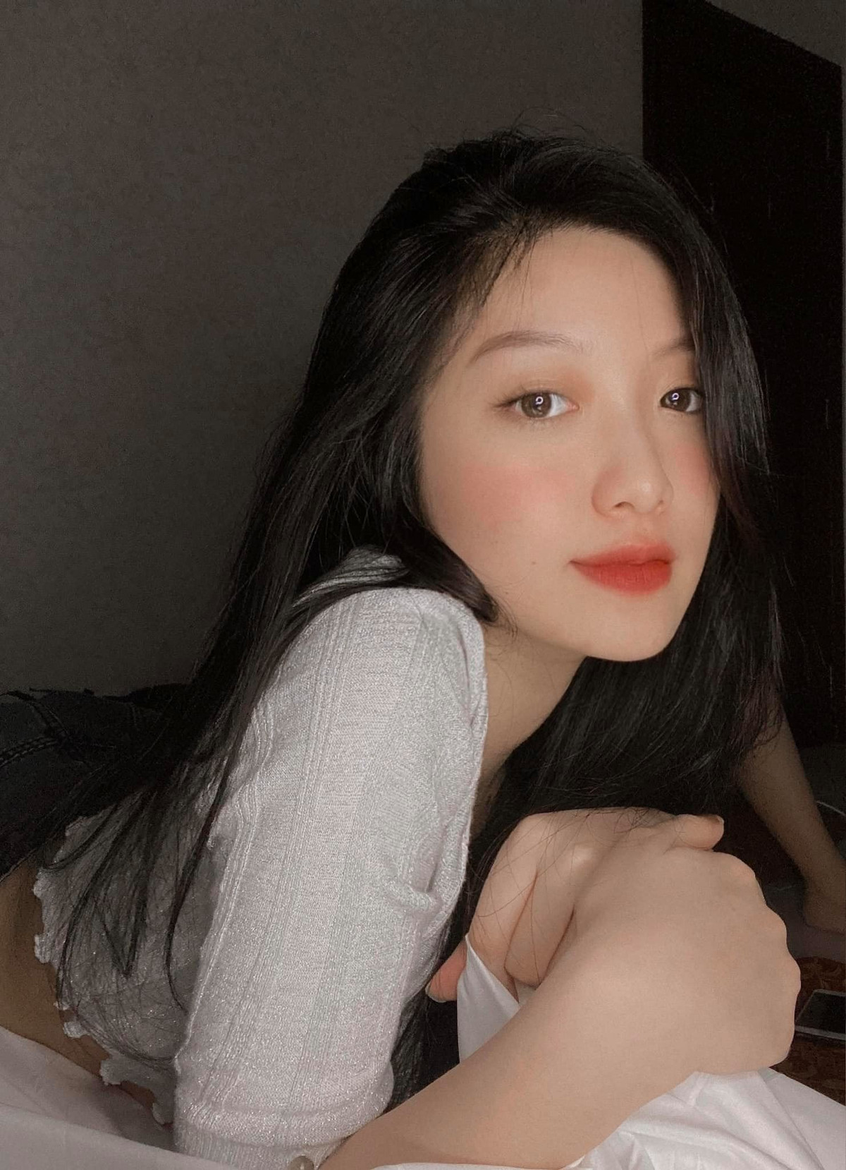 Được biết, nữ sinh 2K là cô gái thừa hưởng dòng máu Đài Loan của cha và nét đẹp Việt từ mẹ. Tên của nữ sinh có ý nghĩa là "luôn có gia đình hạnh phúc".