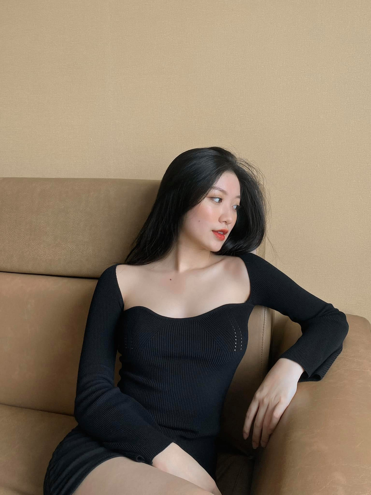 Gia Du được "thừa kế" nét đẹp tổng hòa của cả ba và mẹ nên có khuôn mặt trái xoan duyên dáng với sống mũi cao, cằm V-line và đôi môi gợi cảm.