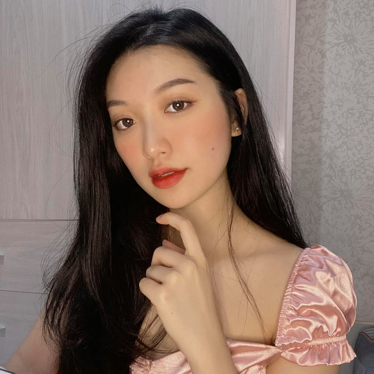 Có lợi thế về ngoại hình nên nàng hot girl này đã bén duyên làm mẫu ảnh từ sớm, ngoài ra cô còn làm KOL được khoảng hơn một năm.