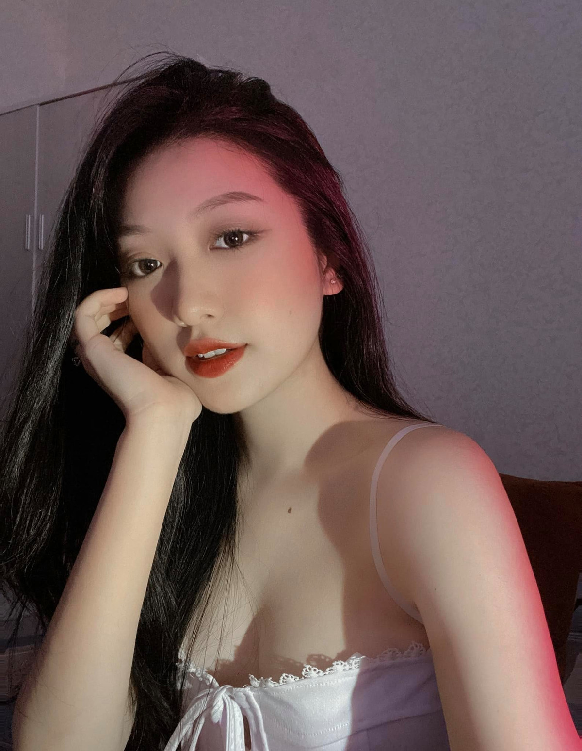 "Bông hồng lai" này ở ngoài đời sở hữu thân hình quyến rũ, gương mặt trái xoan xinh đẹp và thần thái cuốn hút.