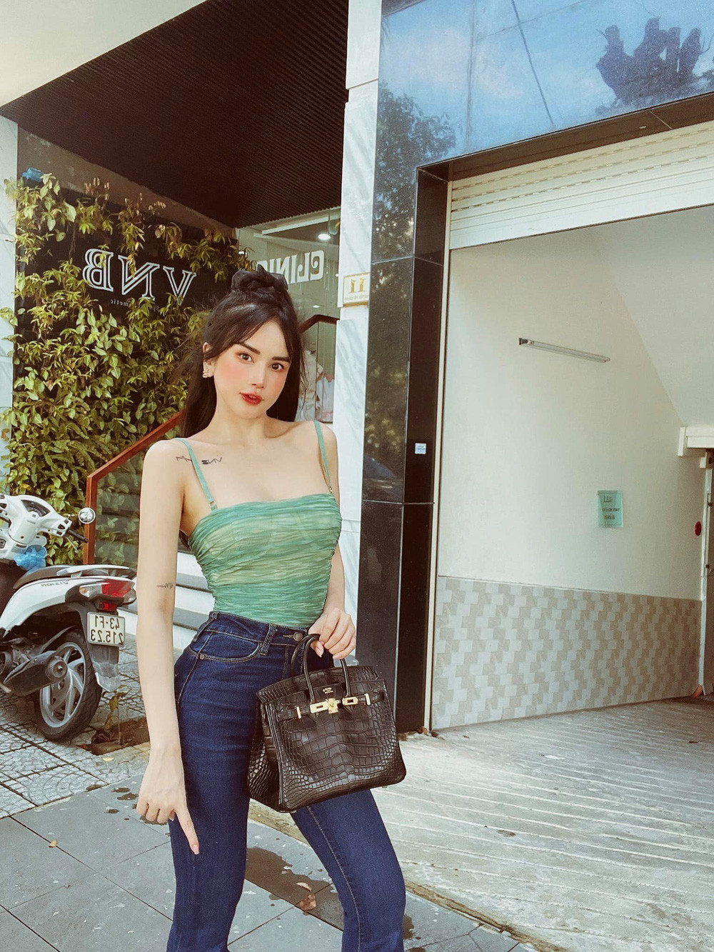 Cô đã tự kinh doanh khi mới 18 tuổi và đạt được nhiều thành tựu nhất định, khi đã sở hữu nhà riêng và xe ô tô khi mới tốt nghiệp đại học.