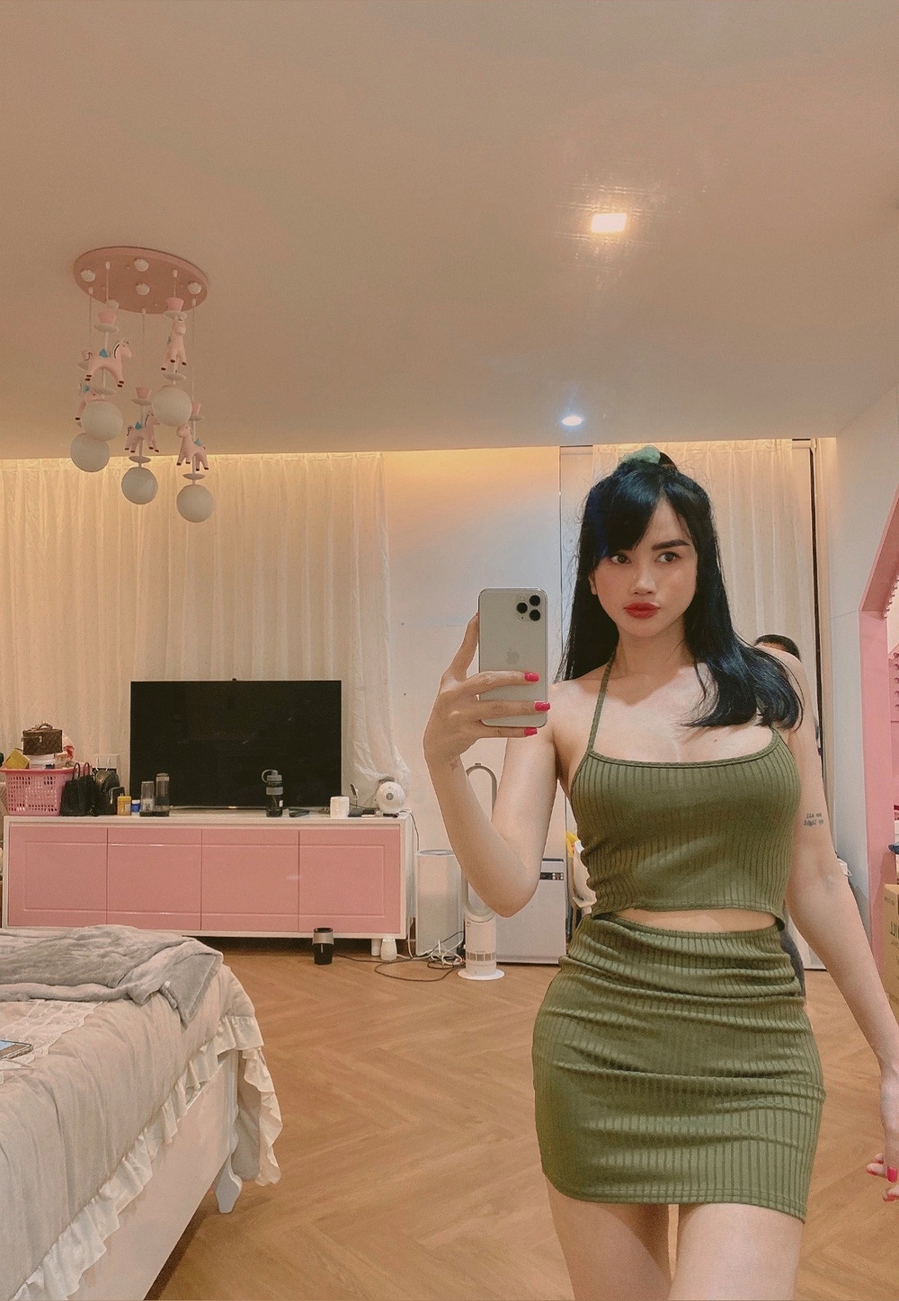 Không chỉ kiếm tiền giỏi, chăm làm từ thiện, Tường Vi còn sở hữu nhan sắc xinh đẹp và thân hình cuốn hút.