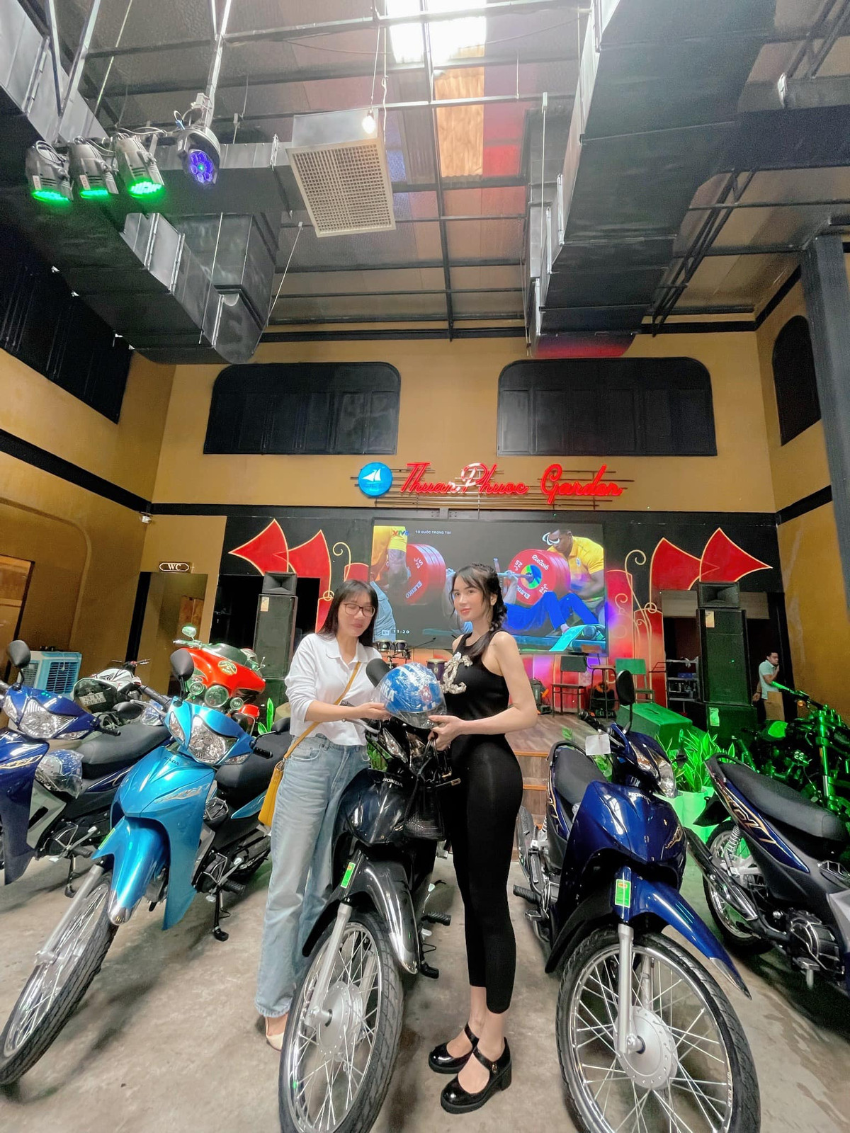 Mới đây, thông tin một hot girl xinh đẹp dùng 100 triệu bố mẹ cho nhân dịp sinh nhật ủng hộ người nghèo khiến nhiều người xúc động.