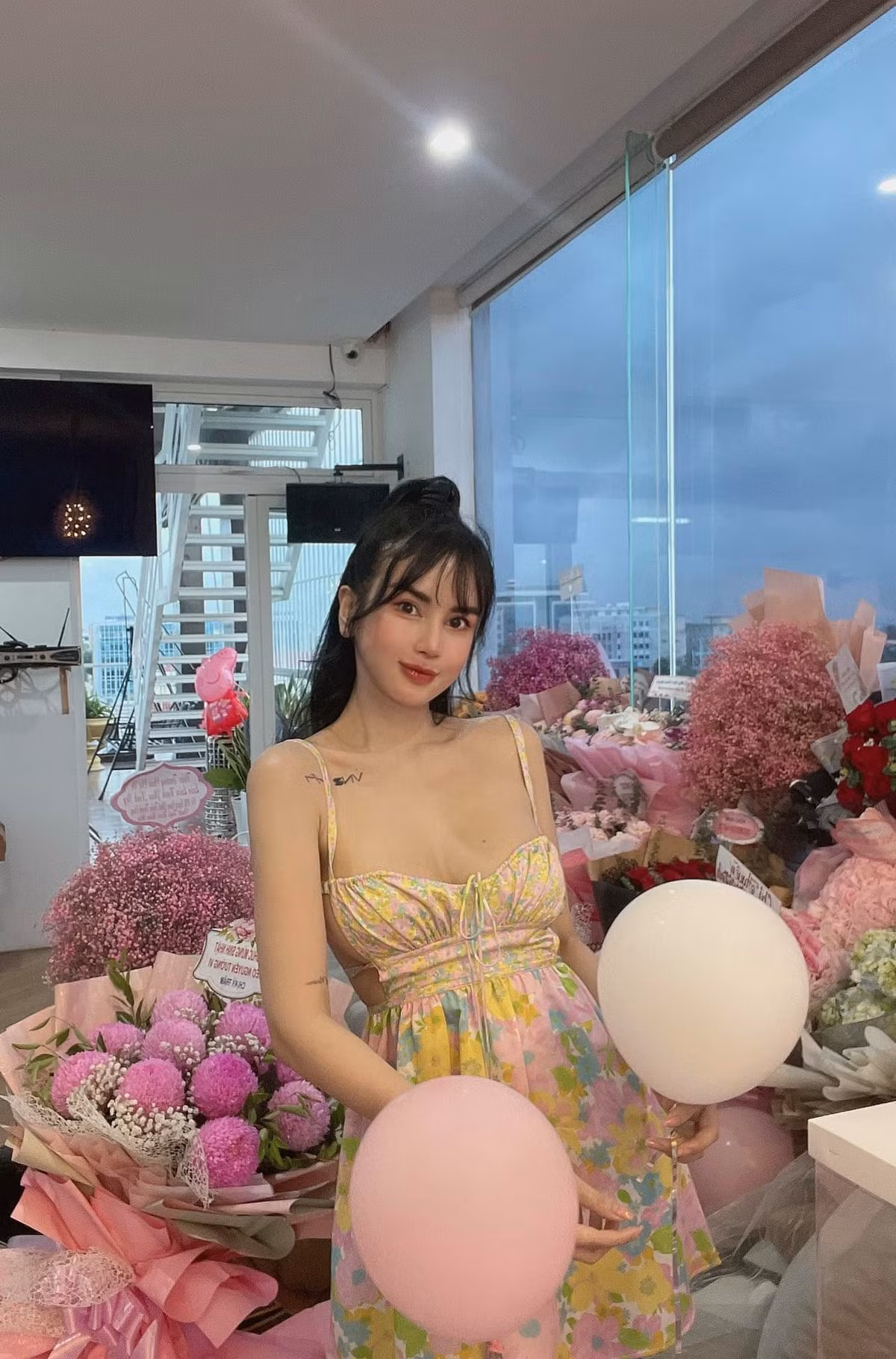 Gái xinh này là Nguyễn Tường Vi, sinh năm 1992, trú tại phường Hòa Thuận, quận Hải Châu, TP Đà Nẵng.